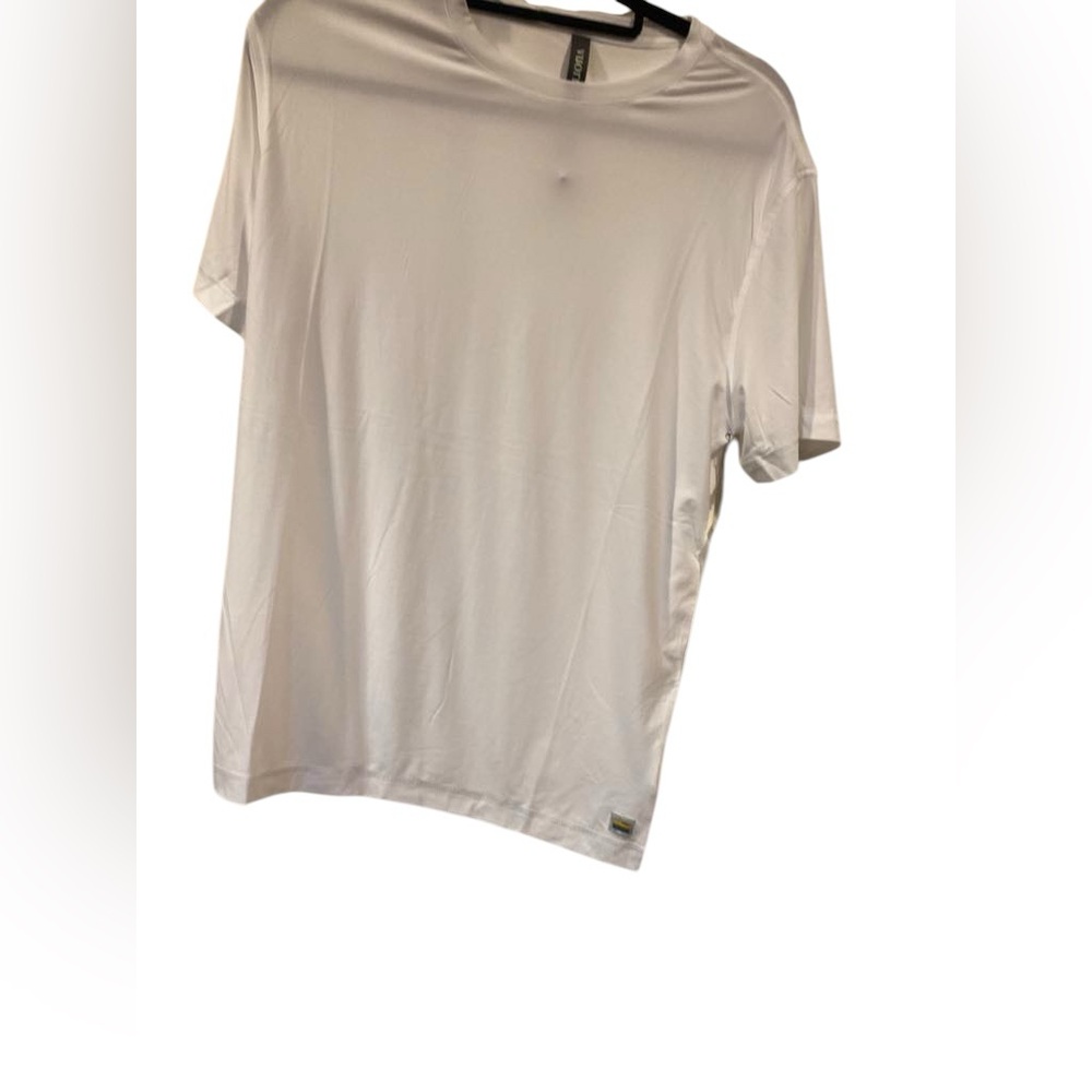 108. NWT Vuori men’s strato tech tee Size L
